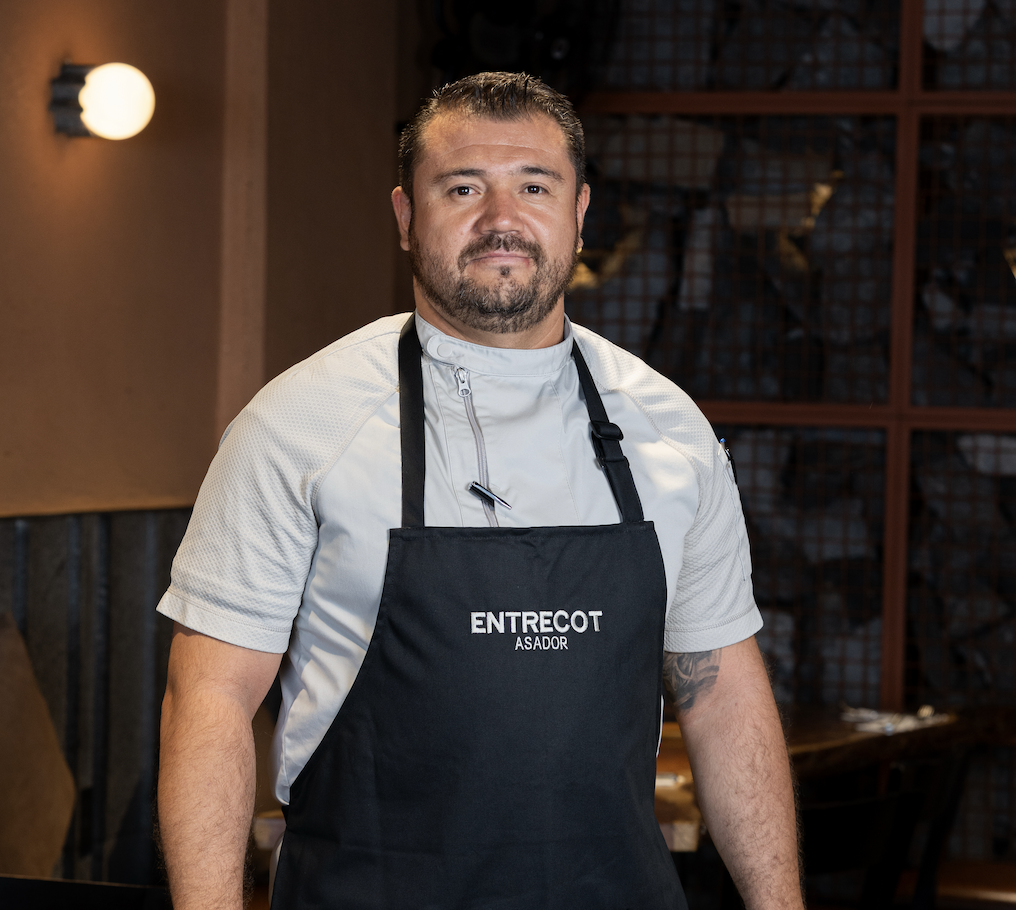 Chef Hugo Téllez emplatando en cocina